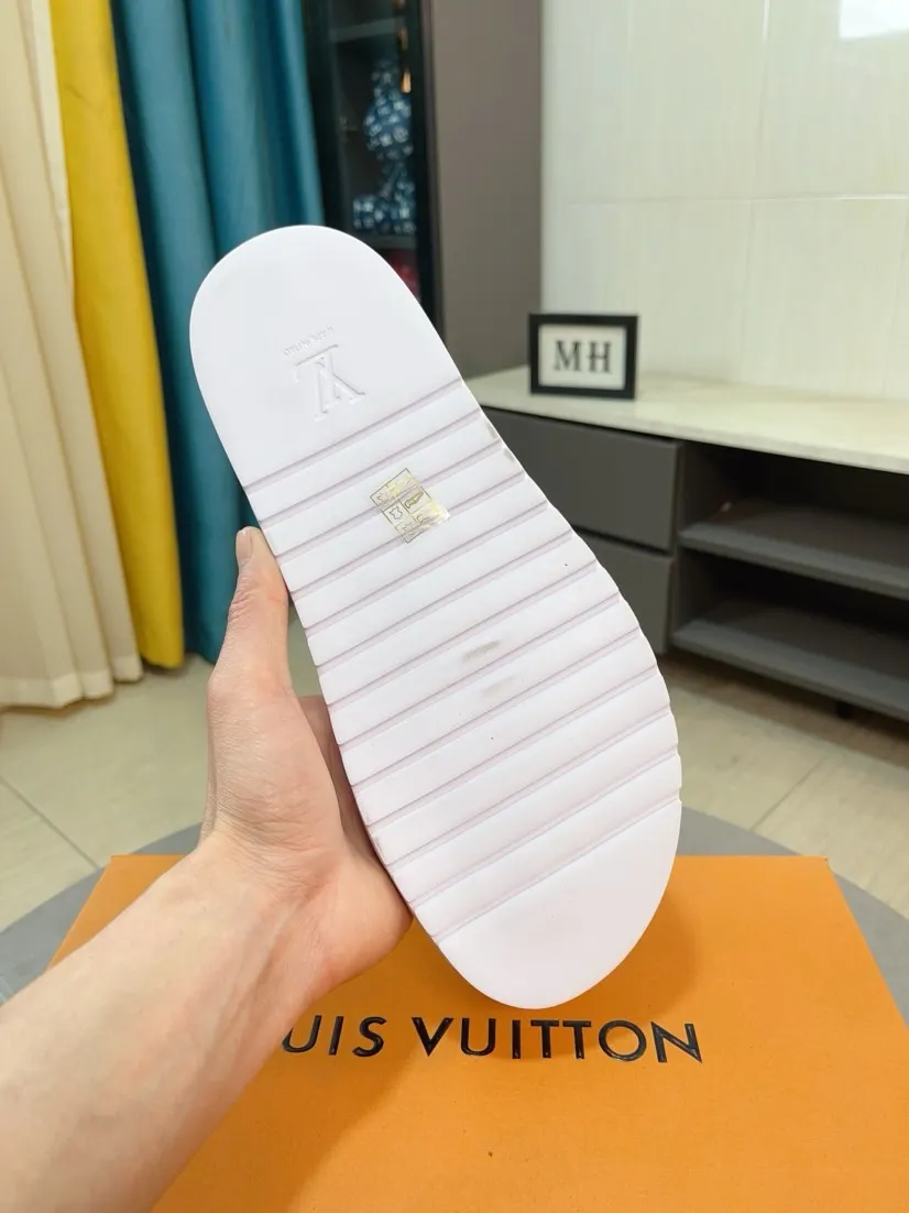 Men's shoes 💰360🌹🌹 (lv-Louis Vuitton) new men's sandals, high-end boutique, exquisite embossed logo decoration on the upper, fine workmanship, super soft soles, casual, loose and comfortable, a must-have in summer! \nsize：38-44